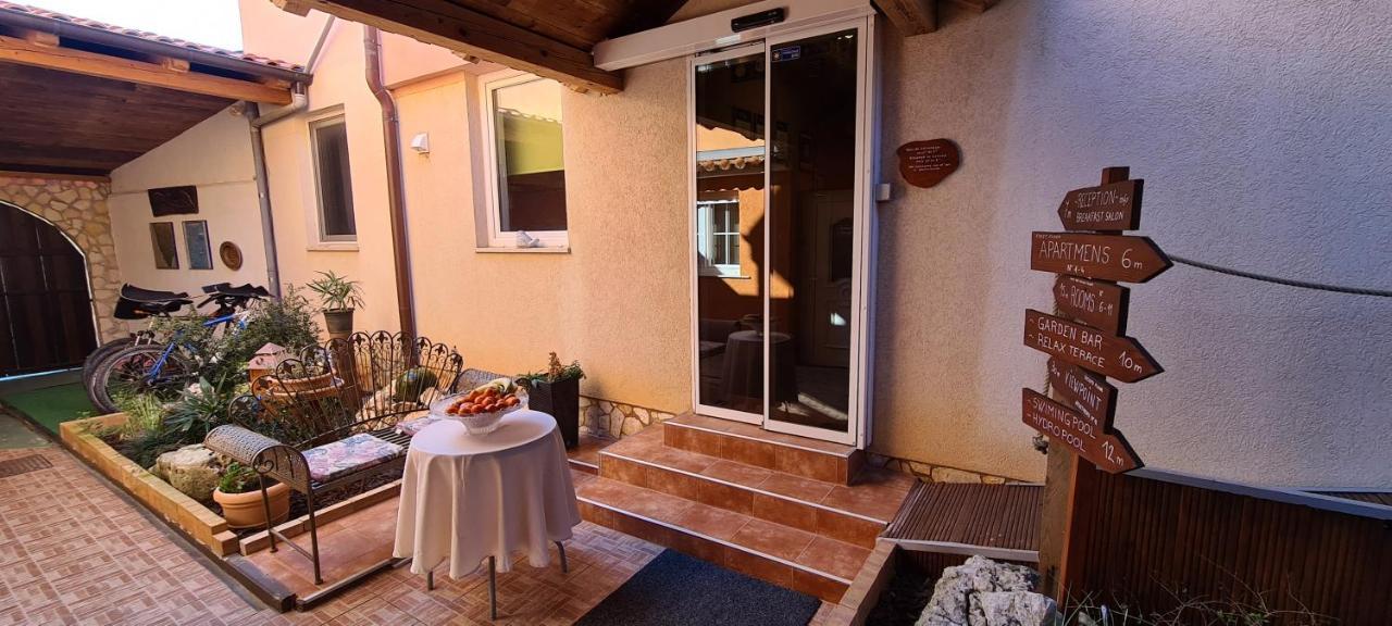 Bed & Breakfast Villa Adriana Premantura Buitenkant foto
